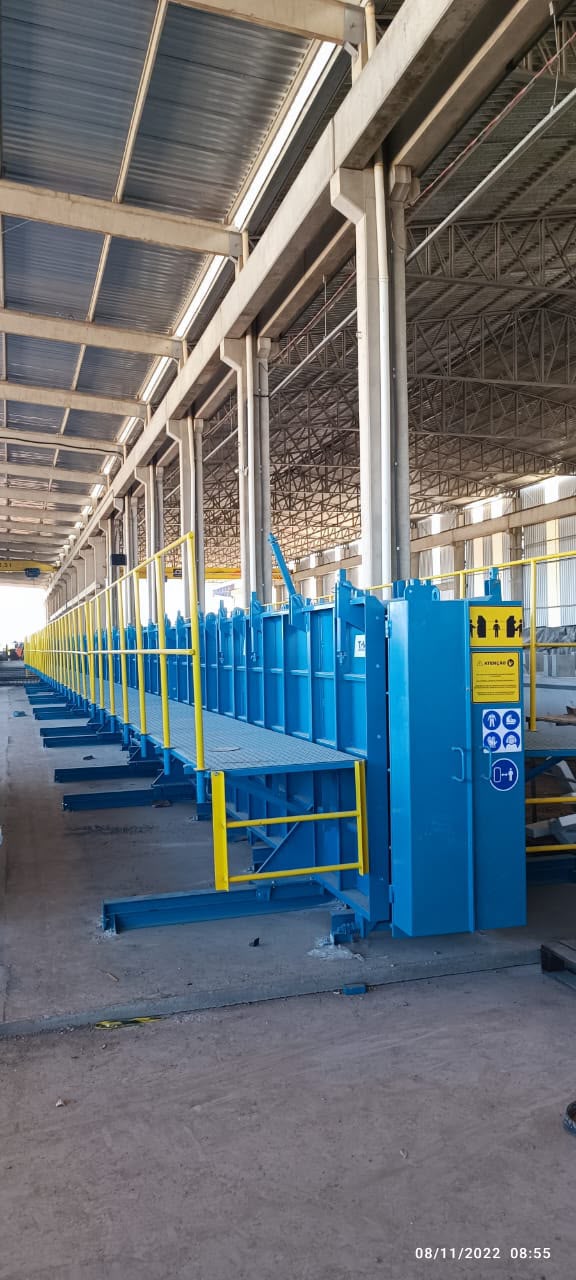 Molde batería TGM azul con pasarela y barandas amarillas en fábrica
